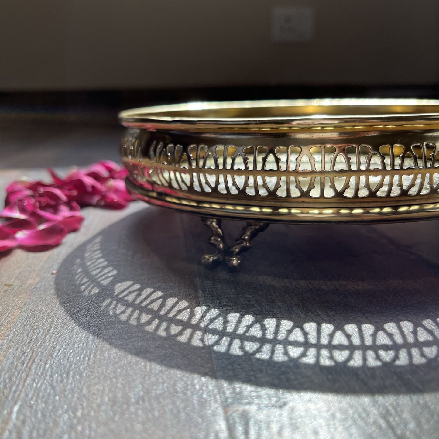 Názm Round -Solid Brass Tray