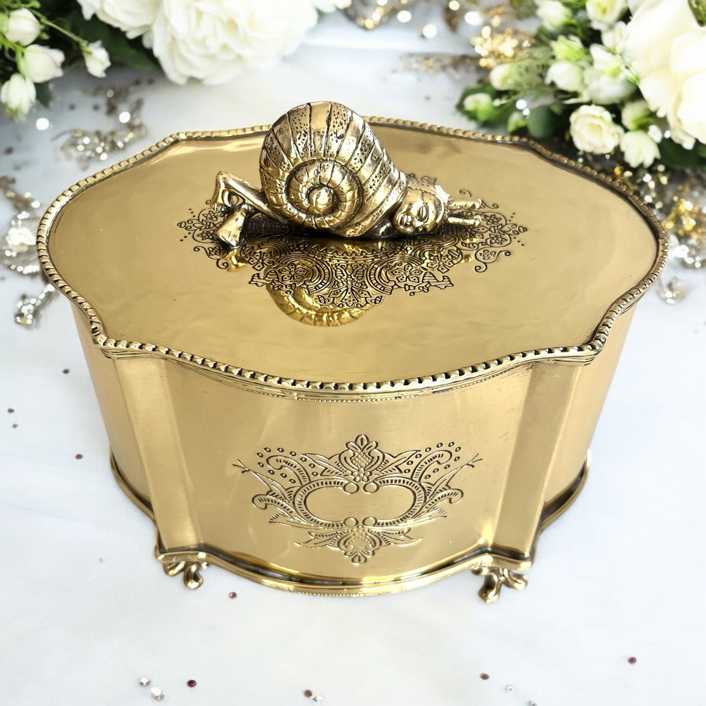 Sukóon - Brass storage box/ cookie jar