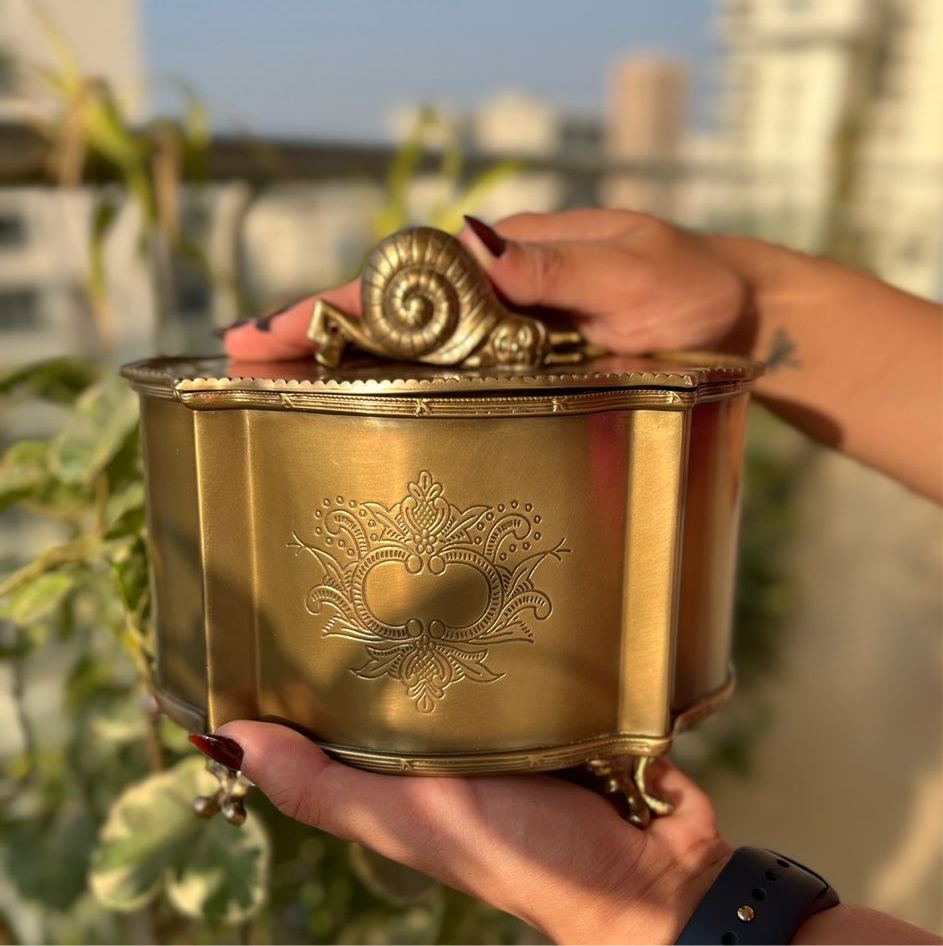 Sukóon - Brass storage box/ cookie jar