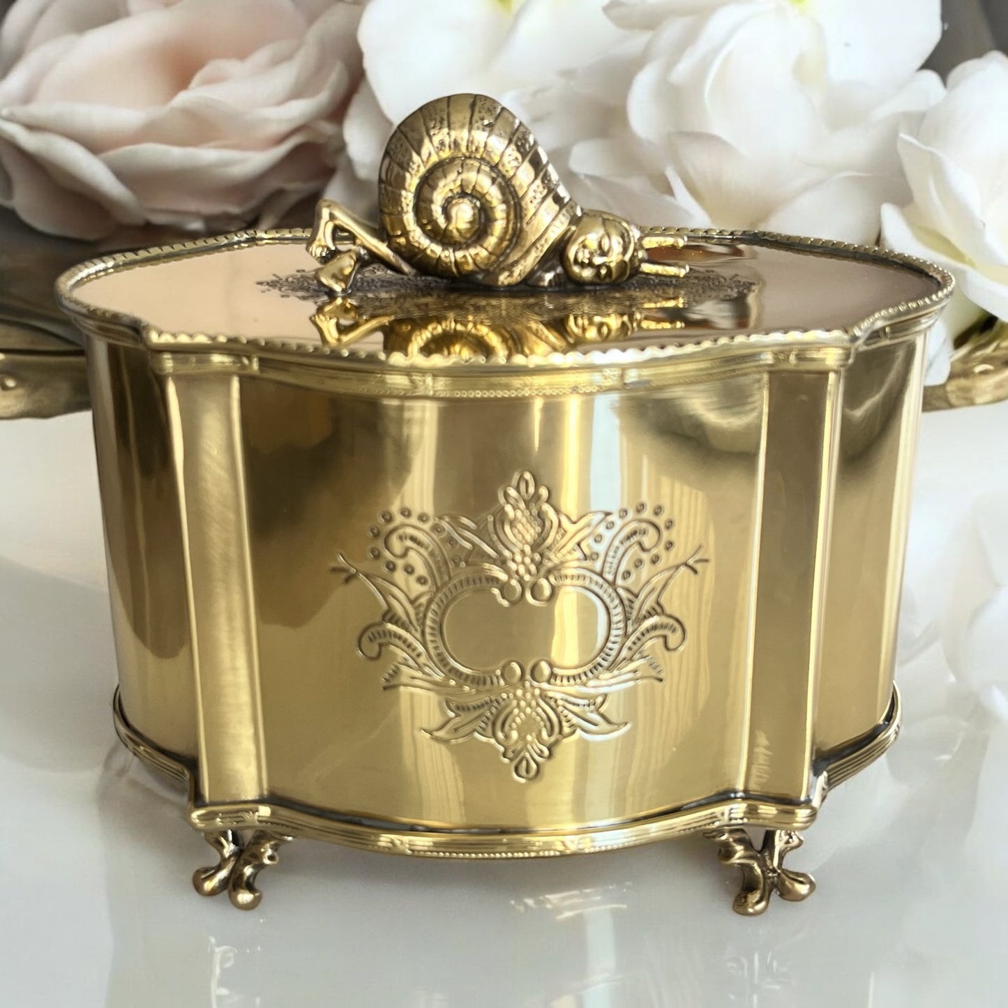 Sukóon - Brass storage box/ cookie jar