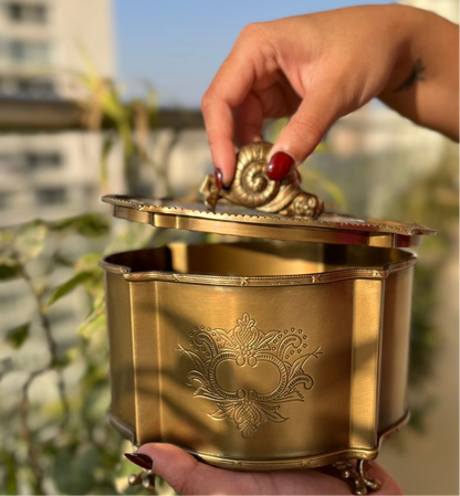 Sukóon - Brass storage box/ cookie jar