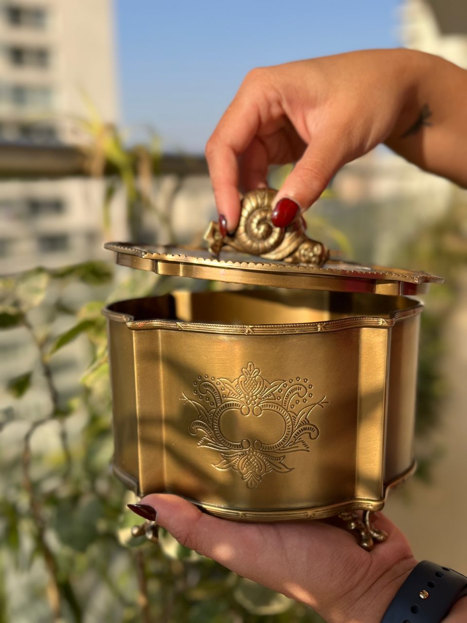 Sukóon - Brass storage box/ cookie jar