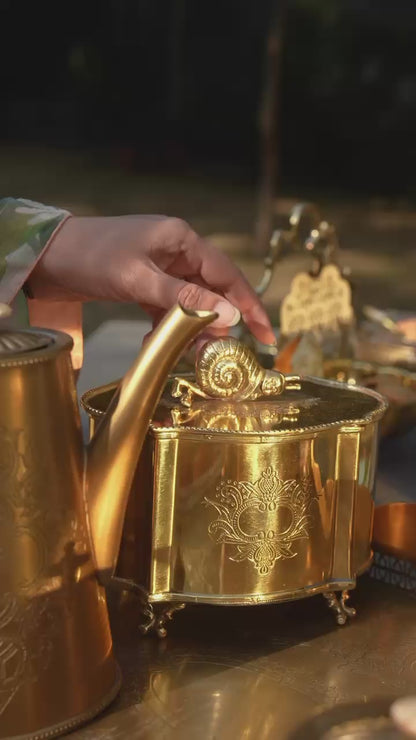 Sukóon - Brass storage box/ cookie jar